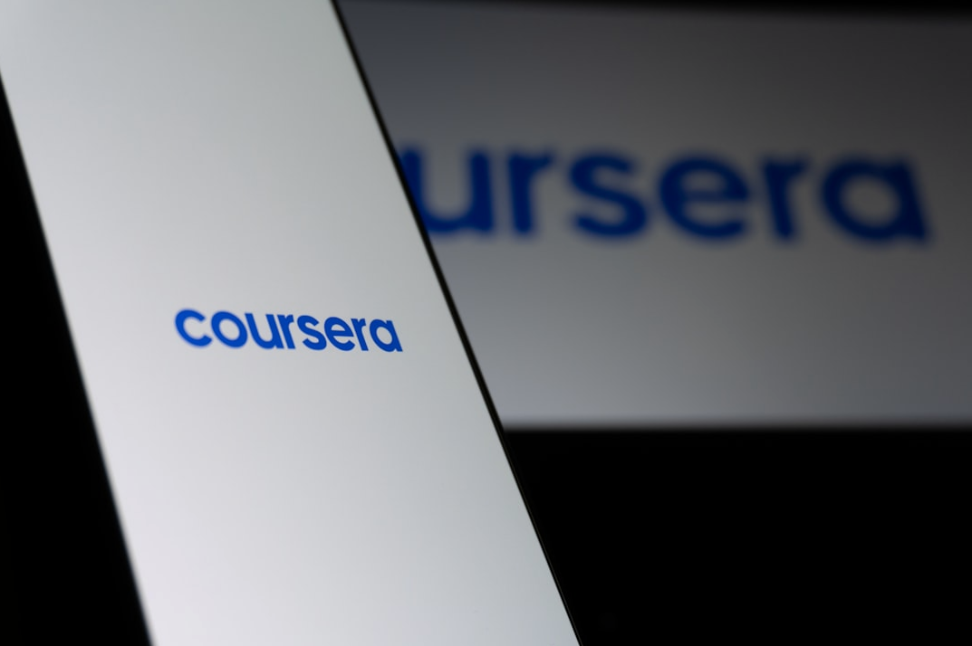 Человек работает с канбан-доской